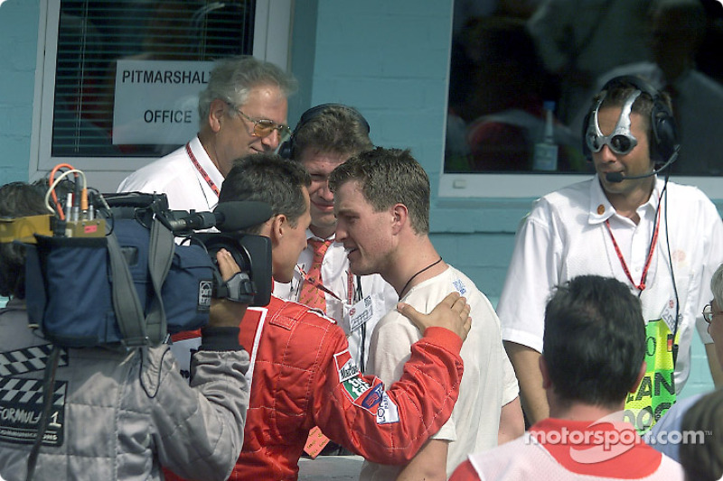 Michael Schumacher felicitando a su hermano Ralf