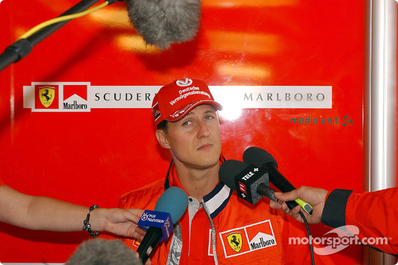 Michael Schumacher saludando a la prensa el jueves