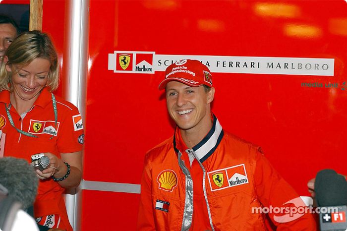 Michael Schumacher saludando a la prensa el jueves