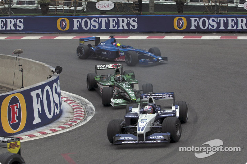 Brasileiro (ao fundo), colidiu com a Jaguar de Eddie Irvine, que aparece atrás da Williams de Juan Pablo Montoya