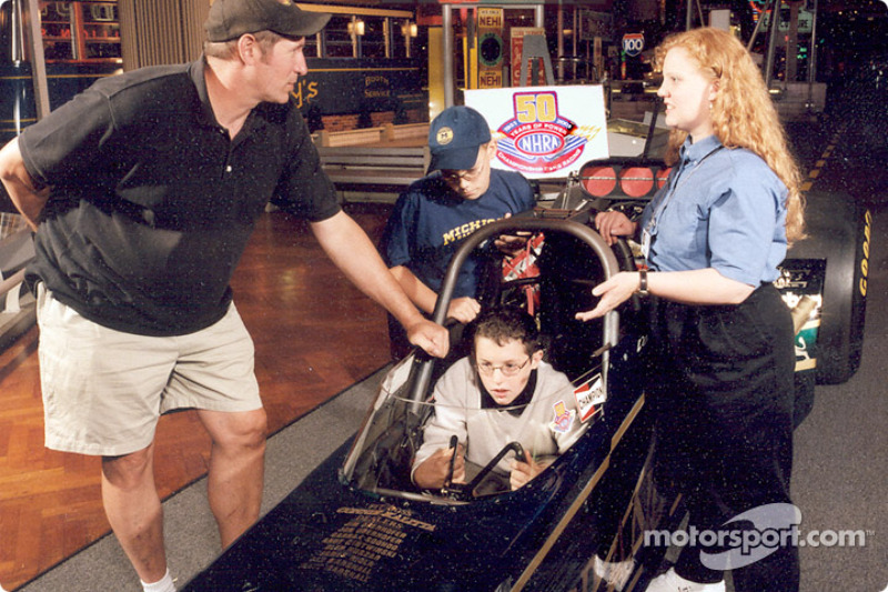 Pour saluer le 50e anniversaire de la National Hot Rod Association (NHRA), le musée Henry Ford organise une expoistion qui inclut un dragster et une voiture amusante