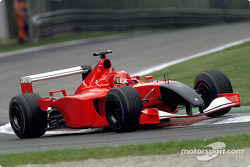 Michael Schumacher mengemudikan Ferrari tanpa sponsor dan hidung hitam