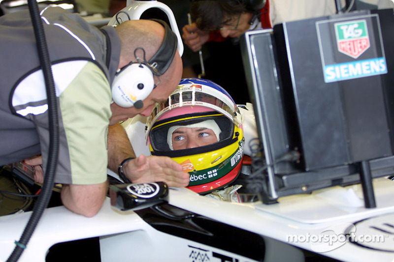 Jacques Villeneuve discussing with Jock Clear