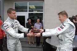 Mika Hakkinen fête son 33ème anniversaire avec David Coulthard