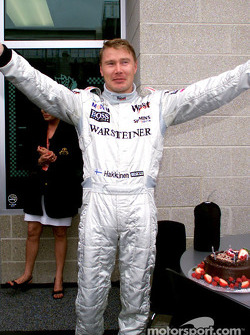 Mika Hakkinen fête son 33ème anniversaire