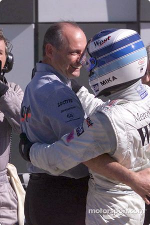 Mika Hakkinen felicitado por Ron Dennis