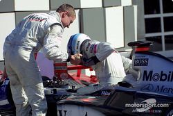David Coulthard félicite Mika Hakkinen après la course