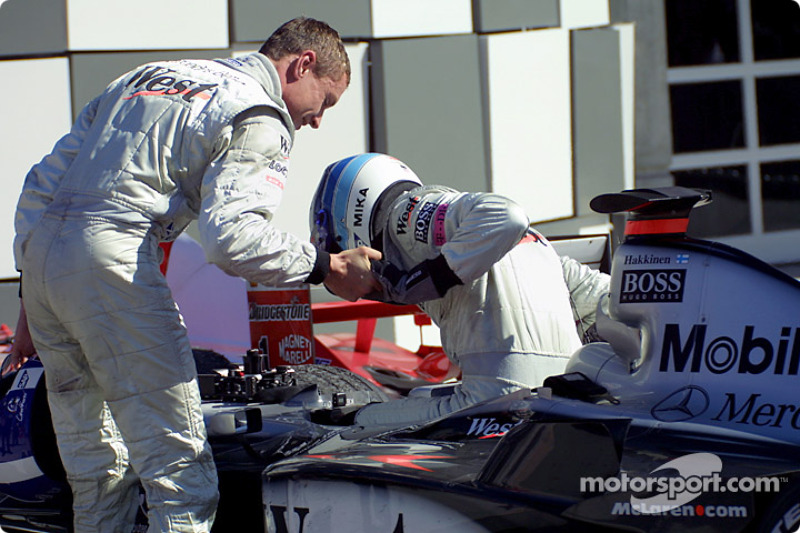 David Coulthard congratulating Mika Hakkinen after the race