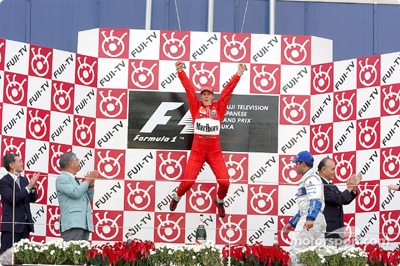 Michael Schumacher celebrando en el podio