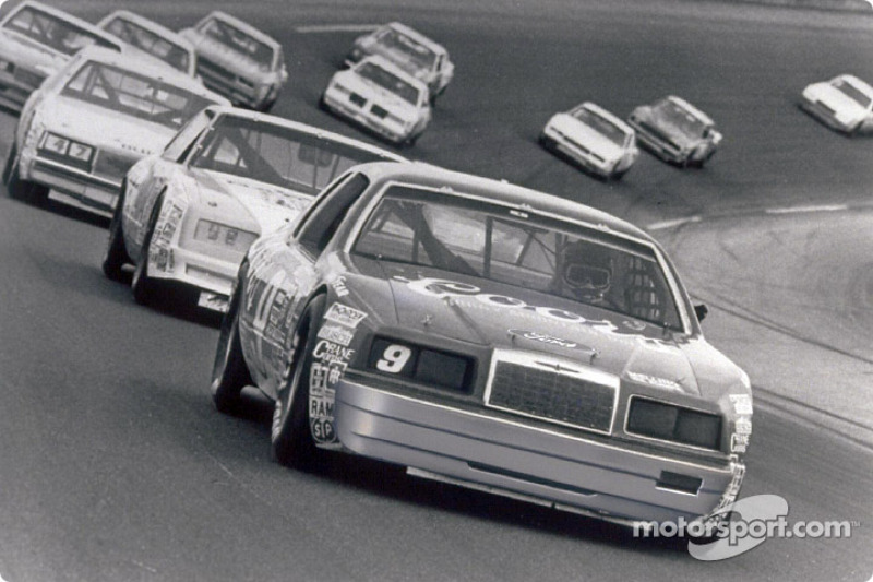 Bill Elliott y su auto número 9, Coors/Melling Ford Thunderbird que ganó un récord de NASCAR con 11 