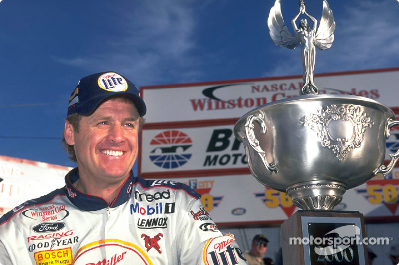 El piloto del Miller Lite Ford Taurus, Rusty Wallace es el amo del Bristol Motor Speedway; ganó los