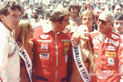 Les Hawaiian Tropic girls avec Rolf Stommelen, Dick Barbour et Paul Newman