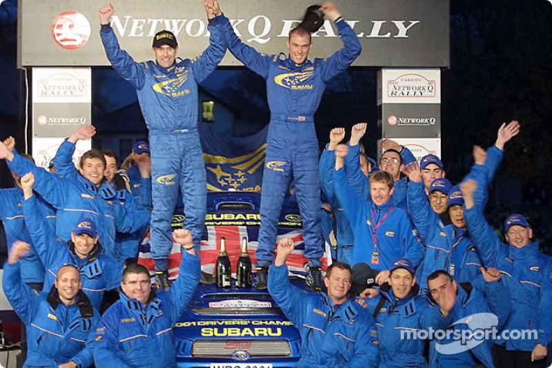 Ричард Бёрнс, Роберт Рид и команда Subaru празднуют победу в чемпионате