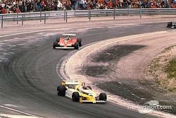 Jean-Pierre Jabouille devant Gilles Villeneuve