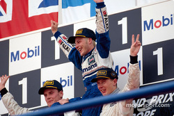 Le podium: le Champion du Monde Jacques Villeneuve avec David Coulthard et Mika Hakkinen