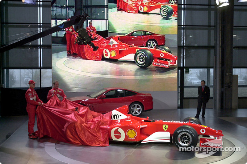 Michael Schumacher y Rubens Barrichello presentando el nuevo Ferrari F2002