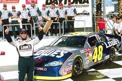 El ganador del premio Bud de la Pole para las Daytona 500 de 2002, Jimmie Johnson