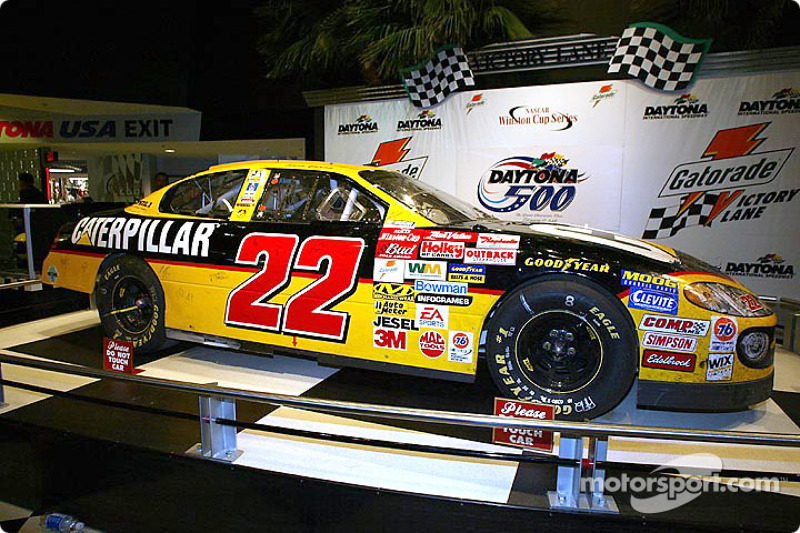 Un día después de ganar la edición 44 de las Daytona 500,  Ward Burton entregó su #22 Caterpillar Do