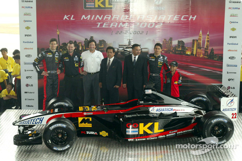 Alex Yoong, Mark Webber y Paul Stoddart presentando el nuevo Minardi Asiatech PS02