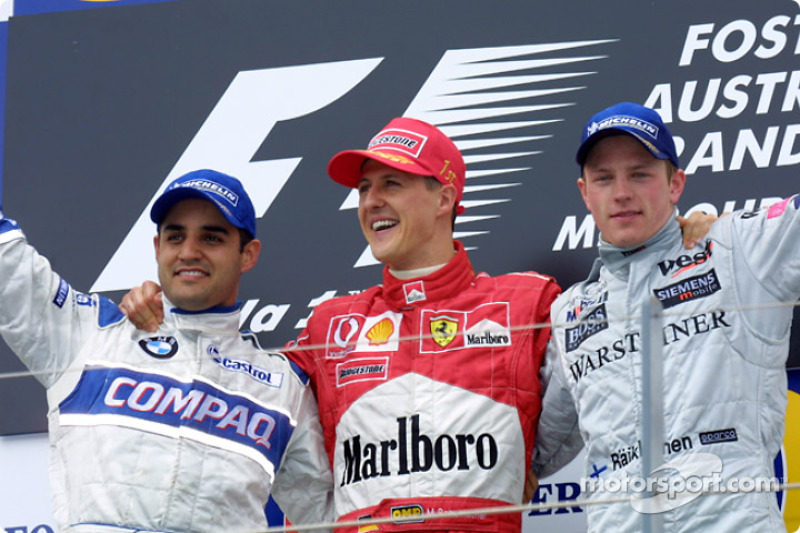 El podio: el gandor de la carrera, Michael Schumacher, con Juan Pablo Montoya y Kimi Raikkonen