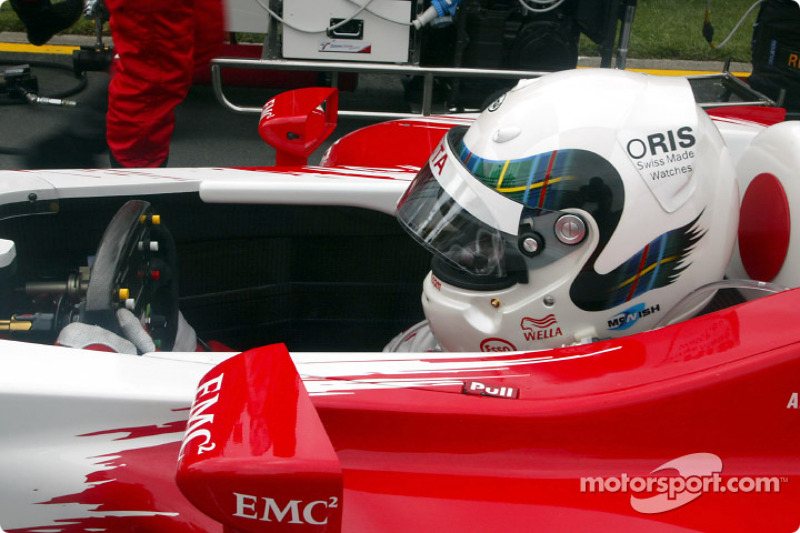 Allan McNish on the starting grid