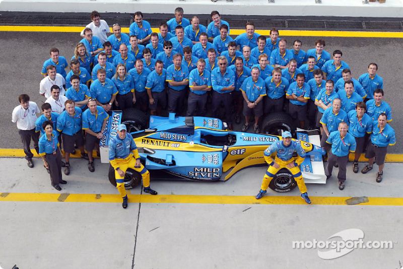 Group shot: Jenson Button, Jarno Trulli and Team Renault F1