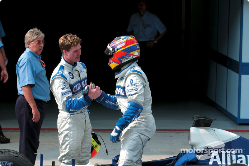 Ralf Schumacher félicité par Juan Pablo Montoya