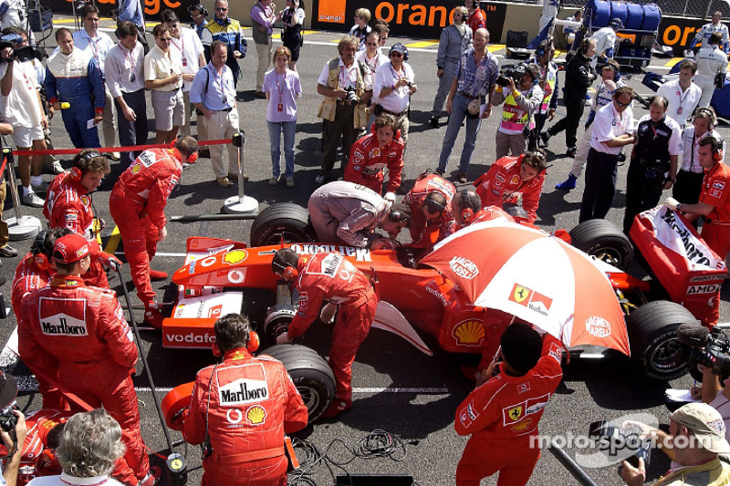 Team Ferrari getting ready for the race