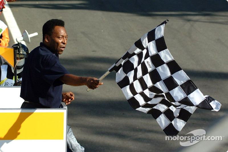 Pelé agite le drapeau à damier