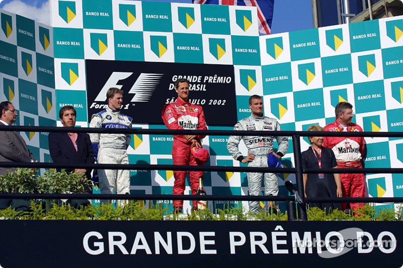 El podio: el ganador de la carrera, Michael Schumacher con Ralf Schumacher, David Coulthard y Ross B