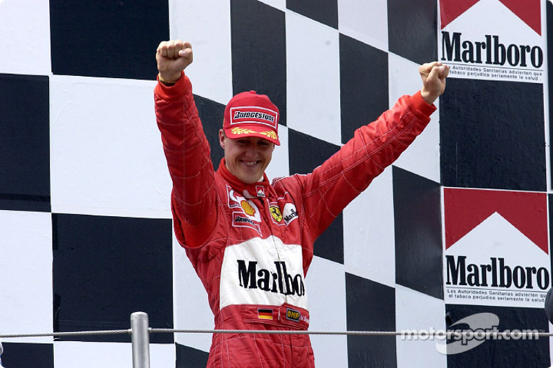 El ganador de la carrera, Michael Schumacher en el podio