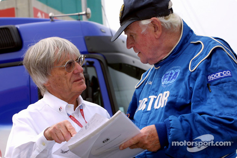 Bernie Ecclestone discutiendo con el profesor, Sid Watkins