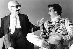 Enzo Ferrari et son fils spirituel Gilles Villeneuve partagent une bouteille de Lambrusco après une séance d'essais