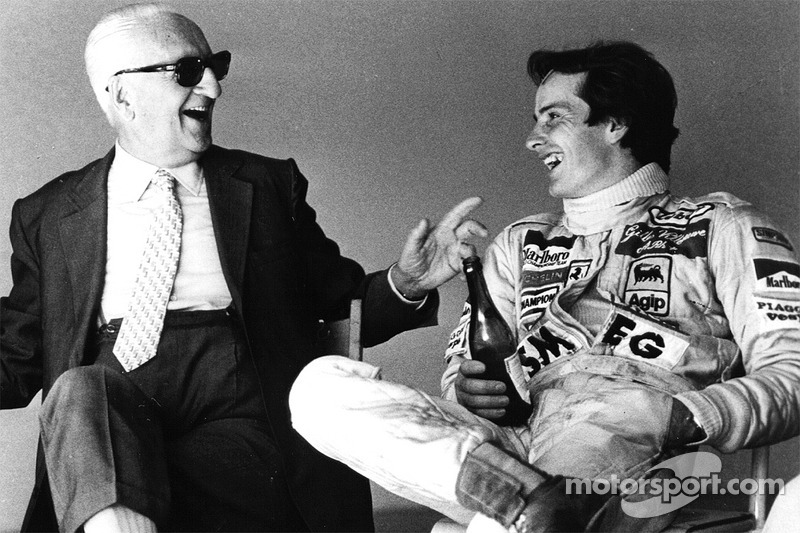 Enzo Ferrari y su hijo espiritual Gilles Villeneuve compartiendo una botella de Lambrusco después de una sesión de pruebas