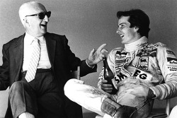 Enzo Ferrari et son fils spirituel Gilles Villeneuve partagent une bouteille de Lambrusco après une séance d'essais