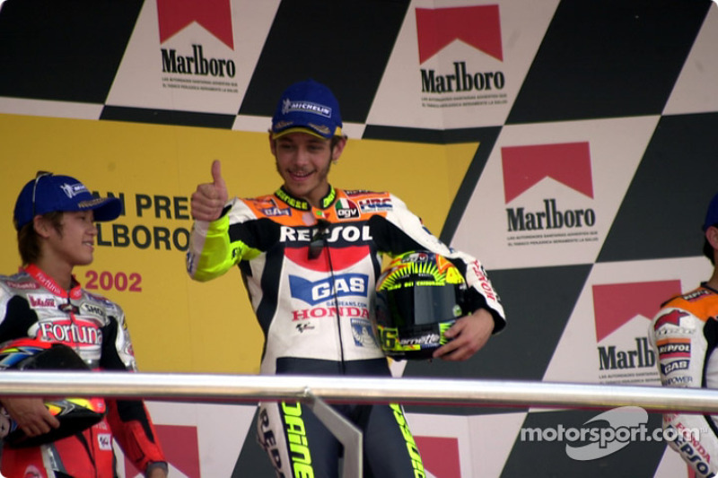 Rossi felicita a su equipo levantando los pulgares