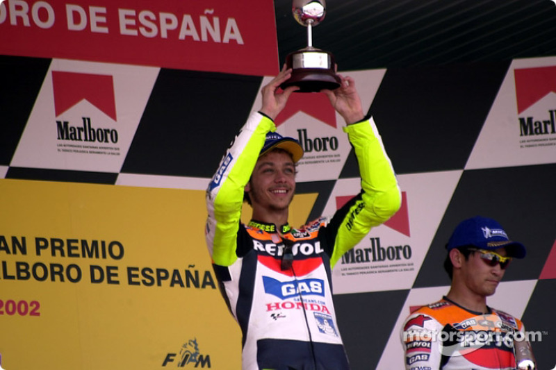 Rossi levanta el trofeo