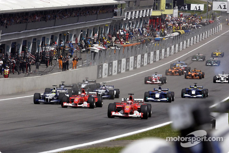 Approaching the first corner: Rubens Barrichello taking the lead in front of Michael Schumacher and Ralf Schumacher