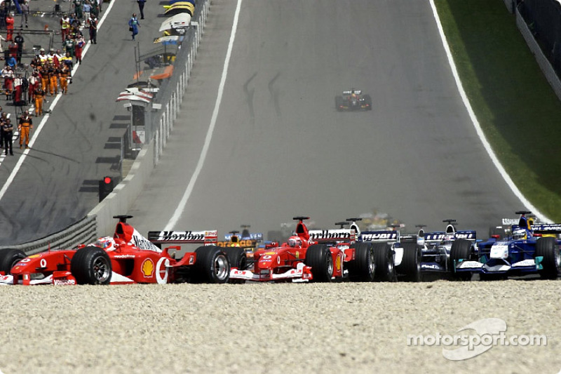 Primera curva: Rubens Barrichello delante de Michael Schumacher