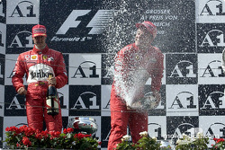 El podio: Rubens Barrichello y Michael Schumacher