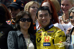 Takuma Sato y su madre, Akiko
