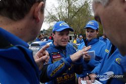 Tommi Makinen hablando con los ingenieros del equipo