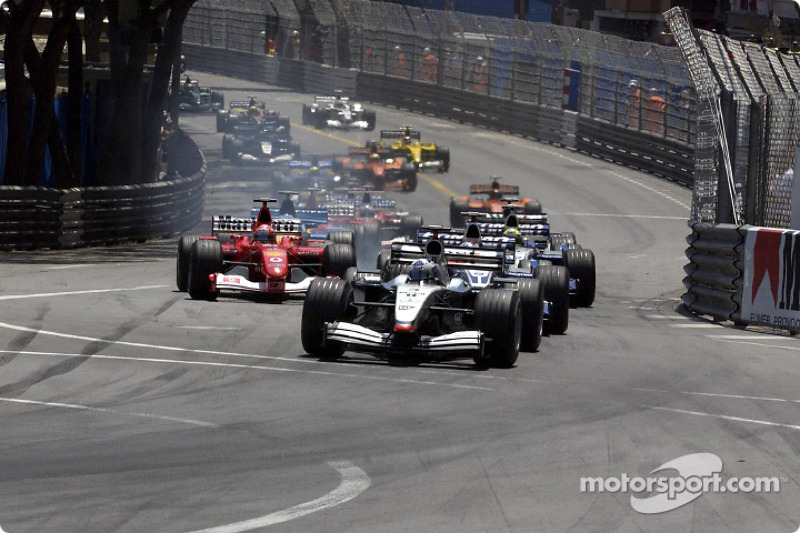 Primera curva: David Coulthard liderando a Juan Pablo Montoya y Michael Schumacher