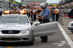 La pista está a punto de abrir: Bernd Mayländer tomando su lugar en el auto oficial