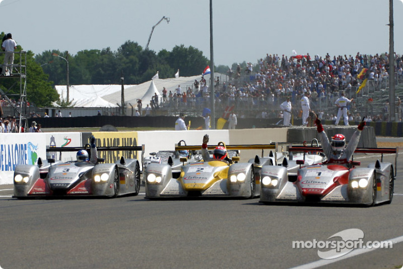 Winnaar Emanuele Pirro met Johnny Herbert en Philipp Peter aan de finish