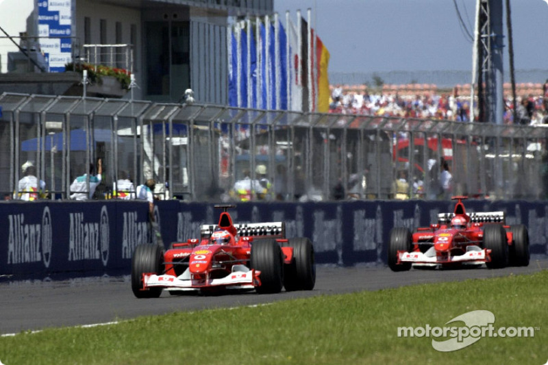 Rubens Barrichello frente a Michael Schumacher