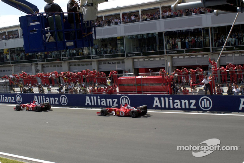 Rubens Barrichello tomando la bandera a cuadros delante de Michael Schumacher