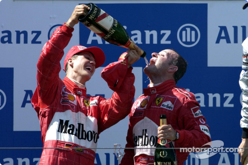 El ganador de la carrera, Rubens Barrichello en el podio