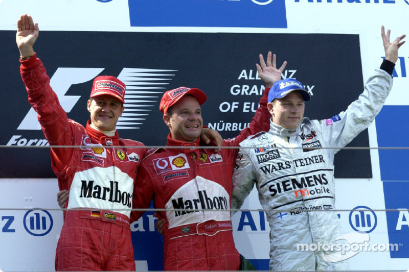 El podio: el ganador de la carrera Rubens Barrichello con Michael Schumacher y Kimi Raikkonen