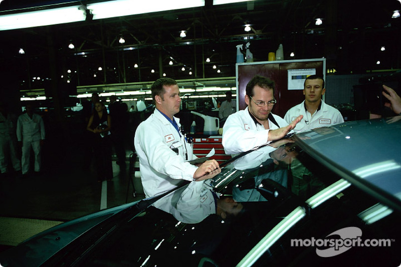 Visit of the Swindon Honda factory to celebrate the 500,000 Honda Civic: Jacques Villeneuve and Oliv